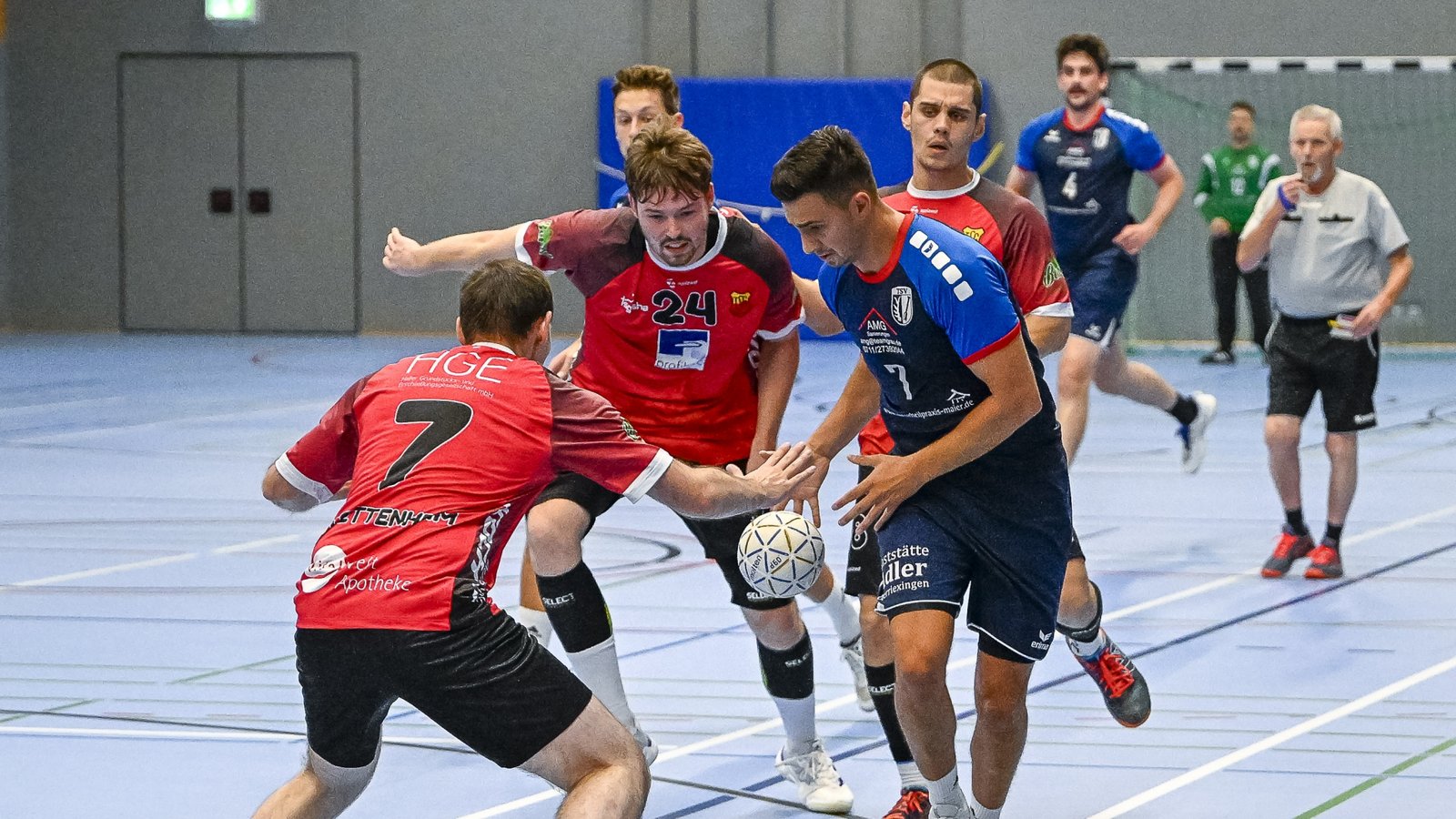 Umzingelt ist Sebastian Grau (rechts) vom TSV Oberriexingen in dieser Szene. Foto: Leitner