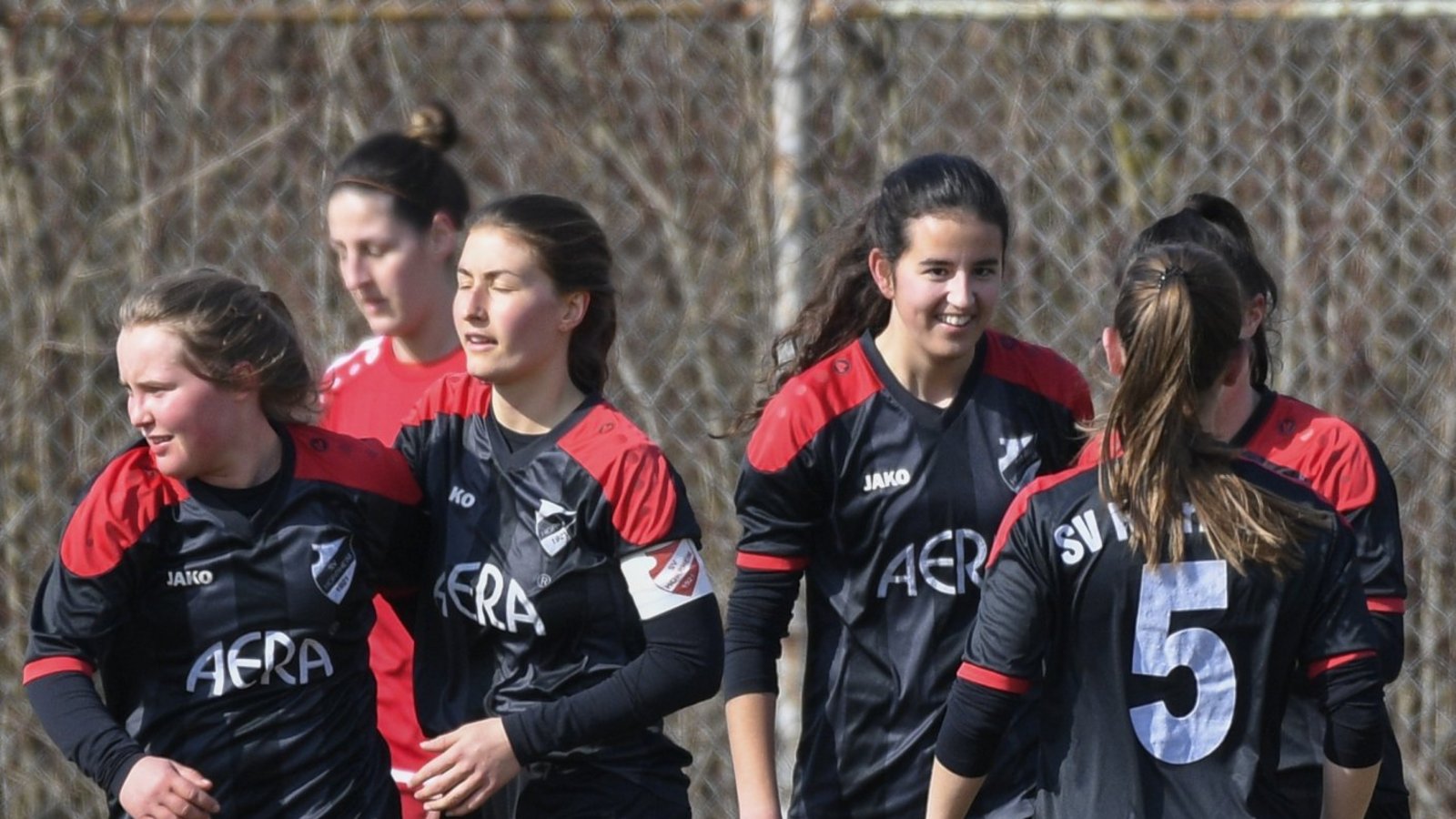 Maya Cords (Dritte von rechts) freut sich mit ihren Mannschaftskameradinnen üer ihren Treffer zum 1:0 beim 3:0-Sieg des SV Horrheim über den TSV Mühlhausen/Stuttgart. Foto: Leitner Maya Cords (Dritte von rechts) freut sich mit ihren Mannschaftskameradinnen üer ihren Treffer zum 1:0 beim 3:0-Sieg des SV Horrheim über den TSV Mühlhausen/Stuttgart. Foto: Leitner
