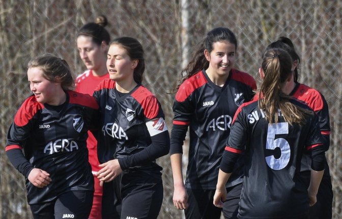 Maya Cords (Dritte von rechts) freut sich mit ihren Mannschaftskameradinnen üer ihren Treffer zum 1:0 beim 3:0-Sieg des SV Horrheim über den TSV Mühlhausen/Stuttgart. <span class='image-autor'>Foto: Leitner</span>