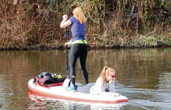 Die Saison auf der Enz wird eröffnet. Mutter und Tochter aus Sachsenheim versuchen, mit ihrem Stand-Up-Paddelboard von Vaihingen nach Bietigheim zu kommen. Foto: Arning