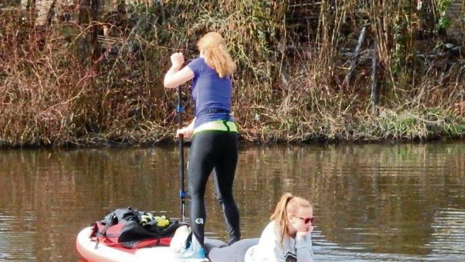 Die Saison auf der Enz wird eröffnet. Mutter und Tochter aus Sachsenheim versuchen, mit ihrem Stand-Up-Paddelboard von Vaihingen nach Bietigheim zu kommen. Foto: Arning