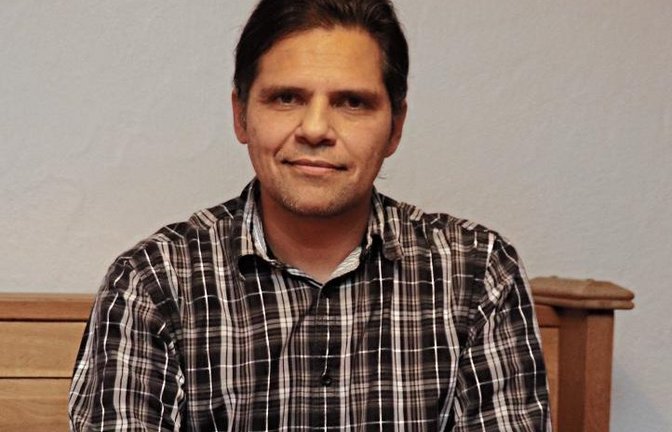 Mario De Paz hat sich mit den hiesigen Weihnachtstraditionen angefreundet, macht sich aber lieber seine eigenen Gedanken, wie man Liebe und Frieden in die Welt bringen kann.  Foto: Gergen