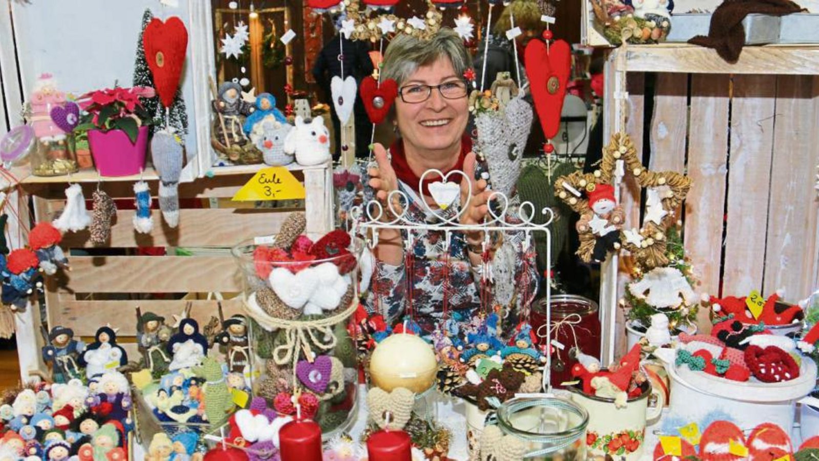 Karin Bechstein aus Bretten blickt durch ihr Gehäkeltes und Gestricktes.  Fotos: Rücker