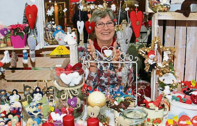 Karin Bechstein aus Bretten blickt durch ihr Gehäkeltes und Gestricktes.  Fotos: Rücker