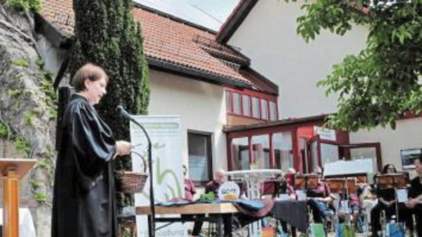 Vikarin Katharina Flassak beim Gottesdienst in Nussdorf. Foto: p Vikarin Katharina Flassak beim Gottesdienst in Nussdorf. Foto: p