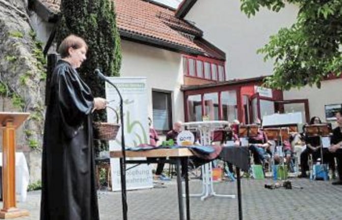 Vikarin Katharina Flassak beim Gottesdienst in Nussdorf. Foto: p