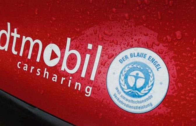Da staunt so manch einer im ländlichen Raum: Es gibt den Blauen Engel auch auf dem Auto. Gesehen in Aurich. Foto: Rücker