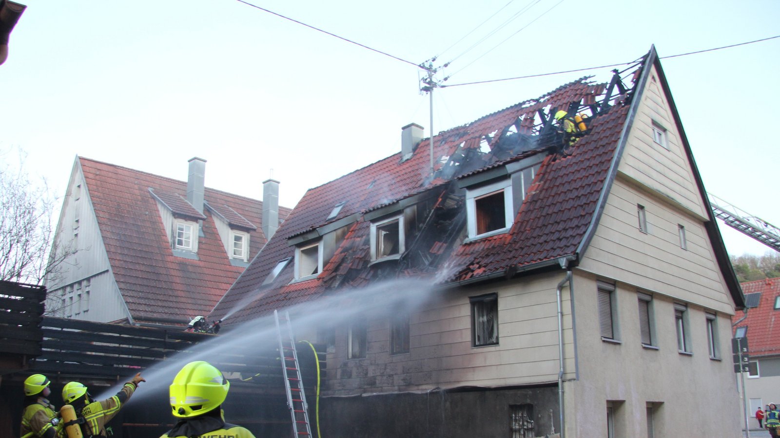 Das Gebäude an der Stuttgarter Straße ist nach dem Brand nicht mehr bewohnbar. Foto: Banholzer