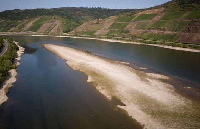 Sandbänke sind zu sehen am Rhein bei Osterspai. Hitze und Trockenheit führten zu einem extremen Niedrigwasser, das inzwischen auch die Schifffahrt beeinträchtigt. (Luftaufnahme mit einer Drohne)<span class='image-autor'>Thomas Frey/dpa</span>