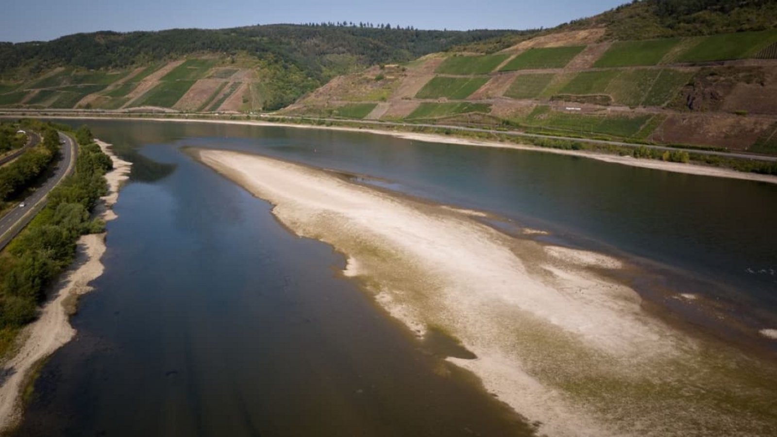 Sandbänke sind zu sehen am Rhein bei Osterspai. Hitze und Trockenheit führten zu einem extremen Niedrigwasser, das inzwischen auch die Schifffahrt beeinträchtigt. (Luftaufnahme mit einer Drohne)Thomas Frey/dpa Sandbänke sind zu sehen am Rhein bei Osterspai. Hitze und Trockenheit führten zu einem extremen Niedrigwasser, das inzwischen auch die Schifffahrt beeinträchtigt. (Luftaufnahme mit einer Drohne)Thomas Frey/dpa