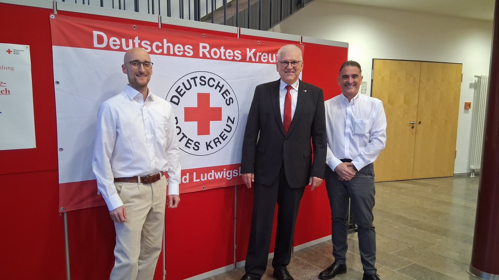 Fordert von der Politik Helfergleichstellung: die Spitze des DRK-Kreisverbands Ludwigsburg (von links) – der stellvertretende Geschäftsführer Till Fröscher, Präsident Gerd Maisch und der stellvertretende Geschäftsführer Steffen Schassberger. Foto: Kauer Fordert von der Politik Helfergleichstellung: die Spitze des DRK-Kreisverbands Ludwigsburg (von links) – der stellvertretende Geschäftsführer Till Fröscher, Präsident Gerd Maisch und der stellvertretende Geschäftsführer Steffen Schassberger. Foto: Kauer
