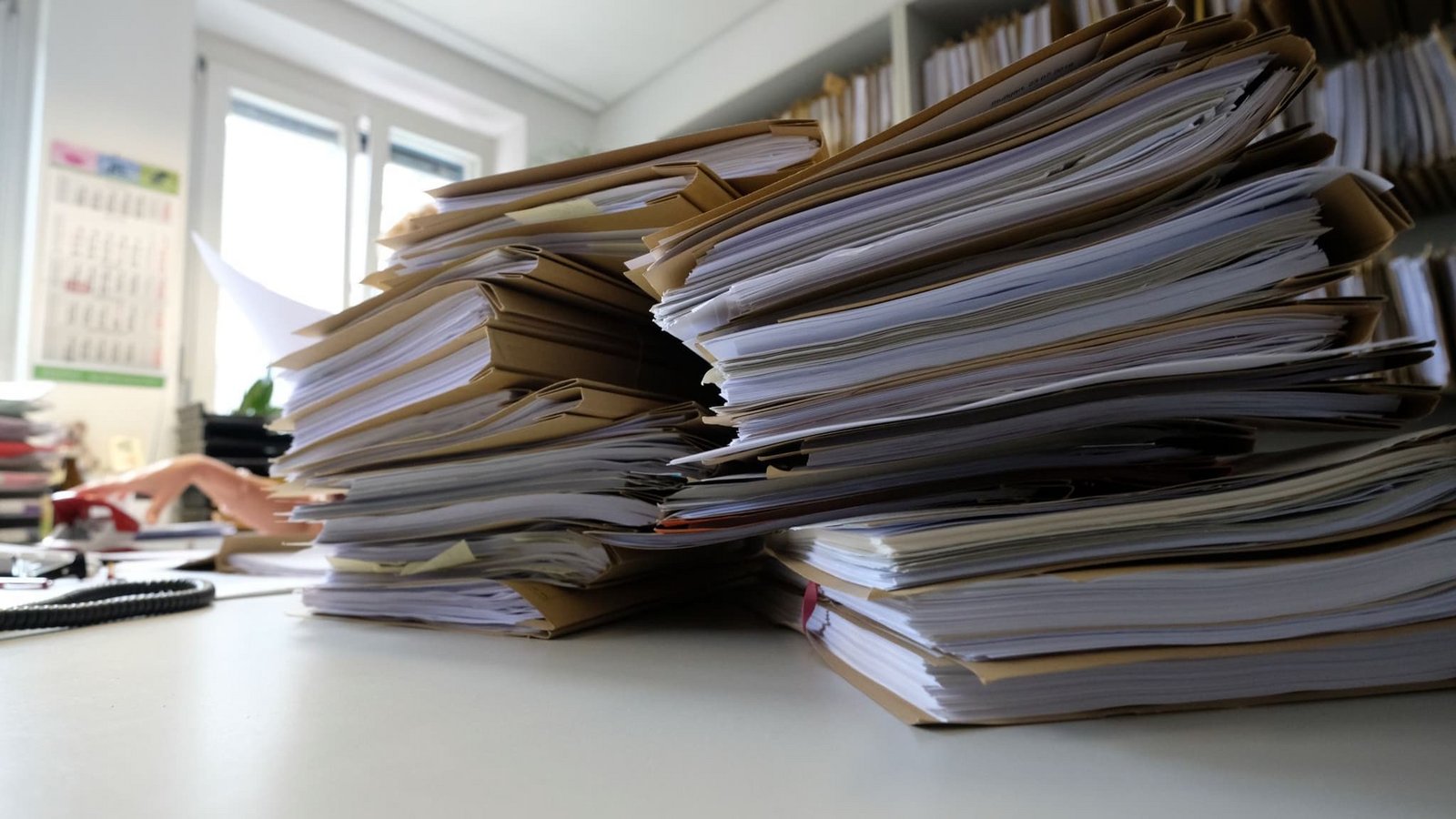 Die Akten in der Landesverwaltung sollen künftig weniger Beschäftigte abarbeiten. (Archivbild)Bernd Weißbrod/dpa Die Akten in der Landesverwaltung sollen künftig weniger Beschäftigte abarbeiten. (Archivbild)Bernd Weißbrod/dpa