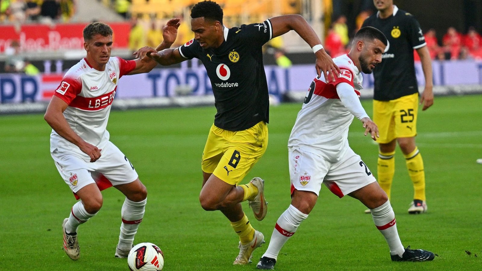 Stand in der Stuttgarter Startelf: VfB-Stürmer Deniz Undav (r).Jan-Philipp Strobel/dpa Stand in der Stuttgarter Startelf: VfB-Stürmer Deniz Undav (r).Jan-Philipp Strobel/dpa