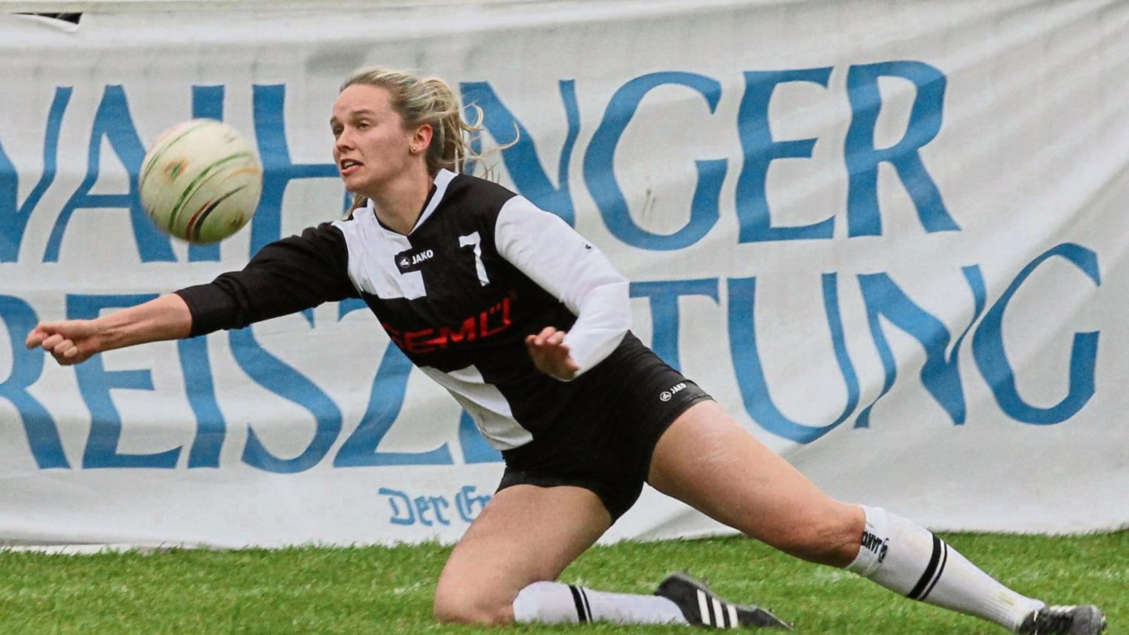 Sofia Scheidt ist nicht anzumerken, dass sie ihr Debüt in der deutschen Nationalmannschaft gibt. Sie lässt kaum einen Ball passieren. Foto: Nachreiner Sofia Scheidt ist nicht anzumerken, dass sie ihr Debüt in der deutschen Nationalmannschaft gibt. Sie lässt kaum einen Ball passieren. Foto: Nachreiner