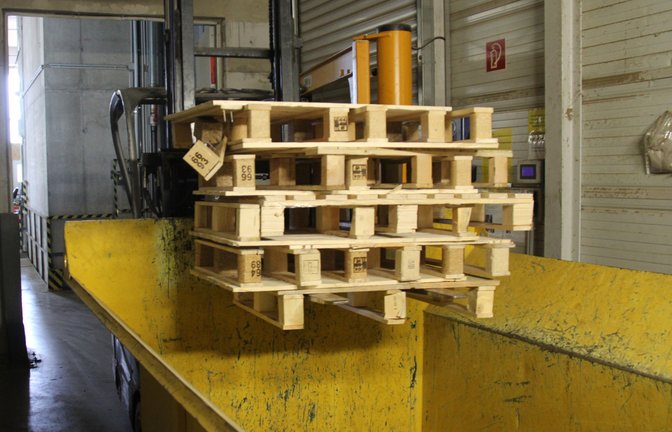Bei der Produktion anfallende Holzpaletten sind bei der Firma Wennberg für die Wärmegewinnung genutzt worden.  Archivfoto: VKZ/Müller