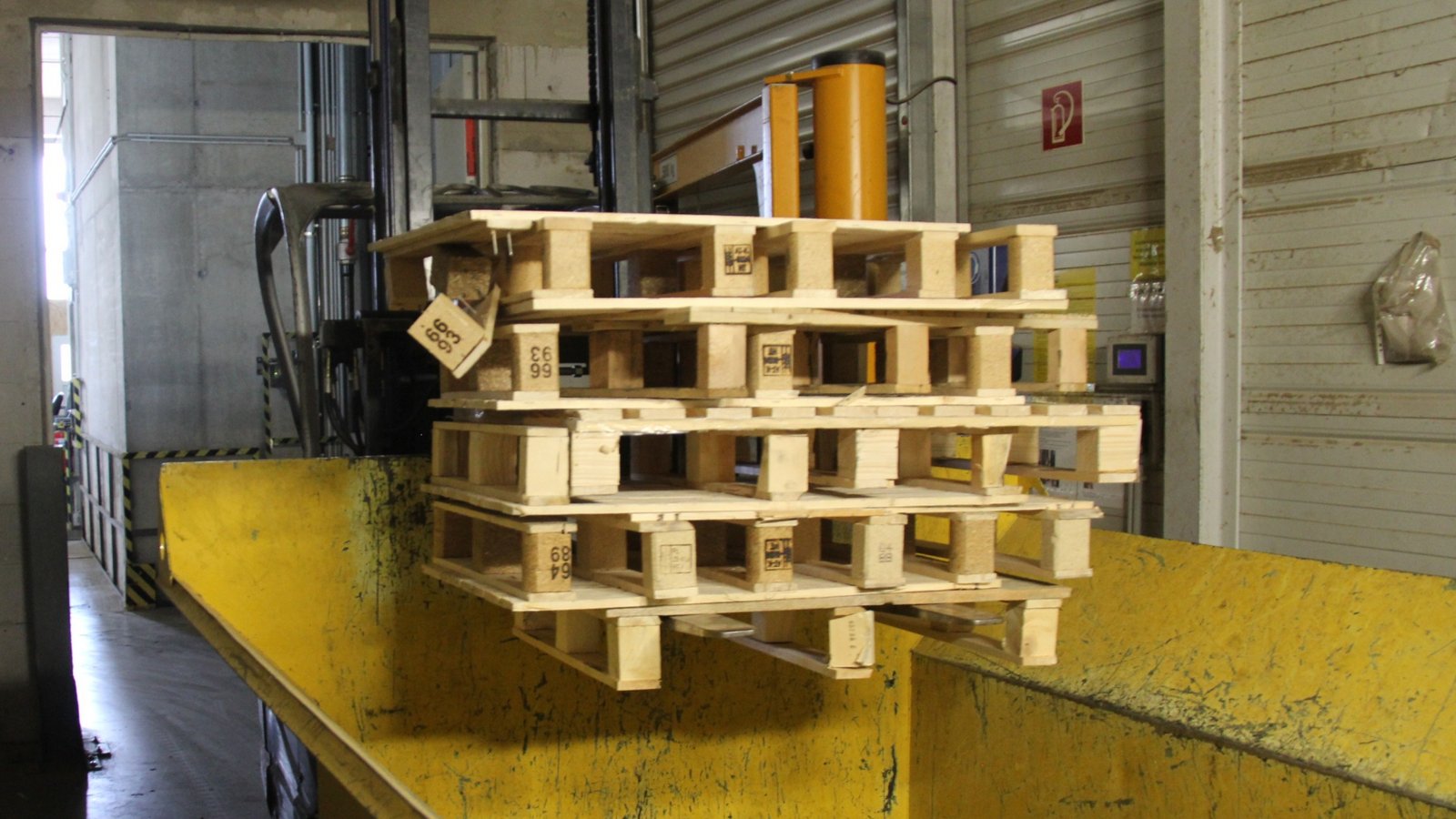 Bei der Produktion anfallende Holzpaletten sind bei der Firma Wennberg für die Wärmegewinnung genutzt worden.  Archivfoto: VKZ/Müller