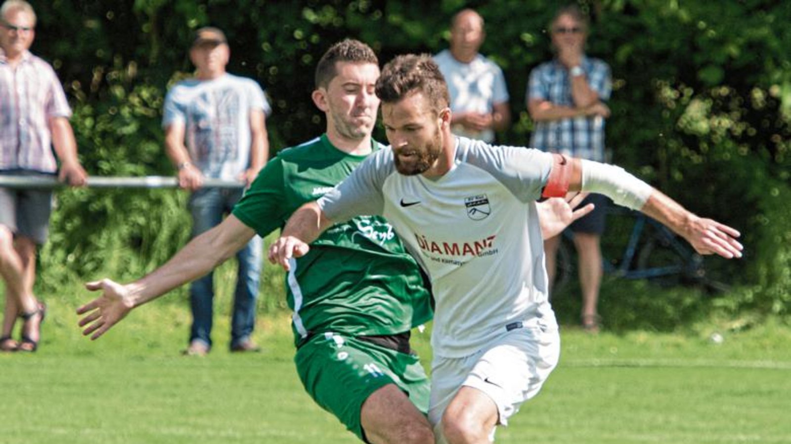 Björn Kachel (rechts) trug in der Vergangenheit als Mannschaftskapitän schon Verantwortung. Nun steht er noch mehr in der Pflicht als Nachfolger von Spielertrainer Sinan Yilmaz. Foto: Leitner Björn Kachel (rechts) trug in der Vergangenheit als Mannschaftskapitän schon Verantwortung. Nun steht er noch mehr in der Pflicht als Nachfolger von Spielertrainer Sinan Yilmaz. Foto: Leitner