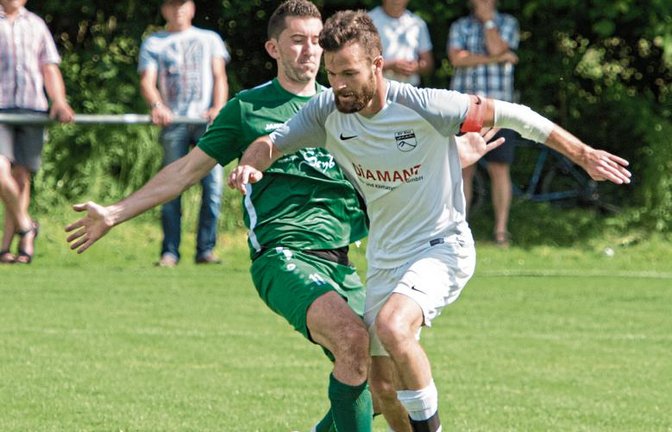 Björn Kachel (rechts) trug in der Vergangenheit als Mannschaftskapitän schon Verantwortung. Nun steht er noch mehr in der Pflicht als Nachfolger von Spielertrainer Sinan Yilmaz. Foto: Leitner