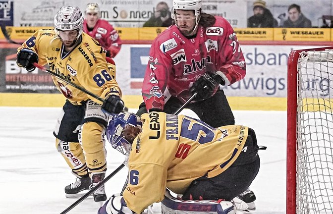 Justin Kelly versucht, gegen doppelte Übermacht die Scheibe im Tor unterzubringen. Die Erlösung kam erst im Penaltyschießen. Foto: Simecek