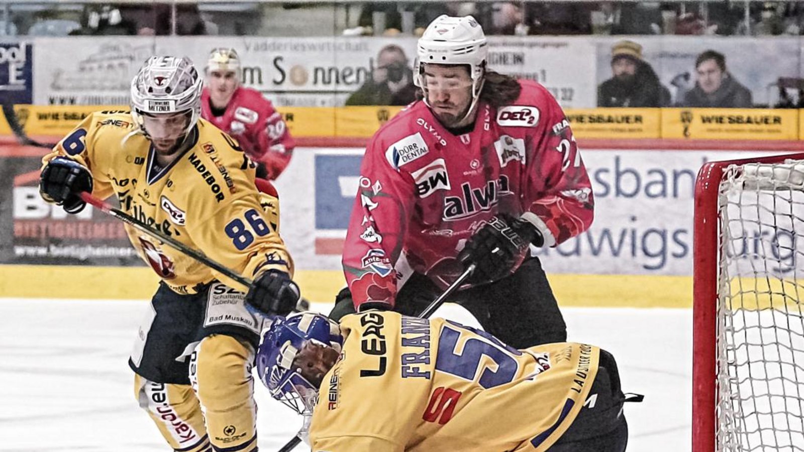 Justin Kelly versucht, gegen doppelte Übermacht die Scheibe im Tor unterzubringen. Die Erlösung kam erst im Penaltyschießen. Foto: Simecek