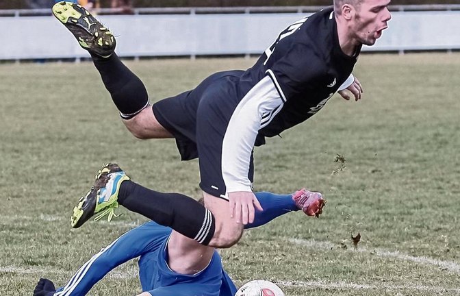 Akrobatische Einlage von Kleinglattbachs Pajtim Ajeti (oben) und Marcel Liebendörfer beim 3:1-Sieg des TSV gegen den SV Illingen. Foto: Simecek