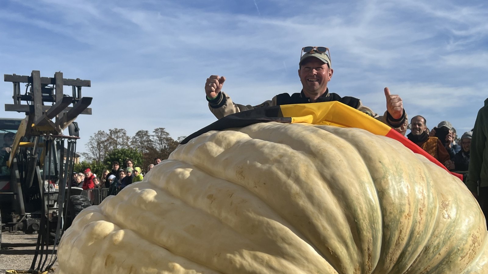 Europameister im Kürbiswiegen: Mario van Geel aus Belgien. Foto: p Europameister im Kürbiswiegen: Mario van Geel aus Belgien. Foto: p