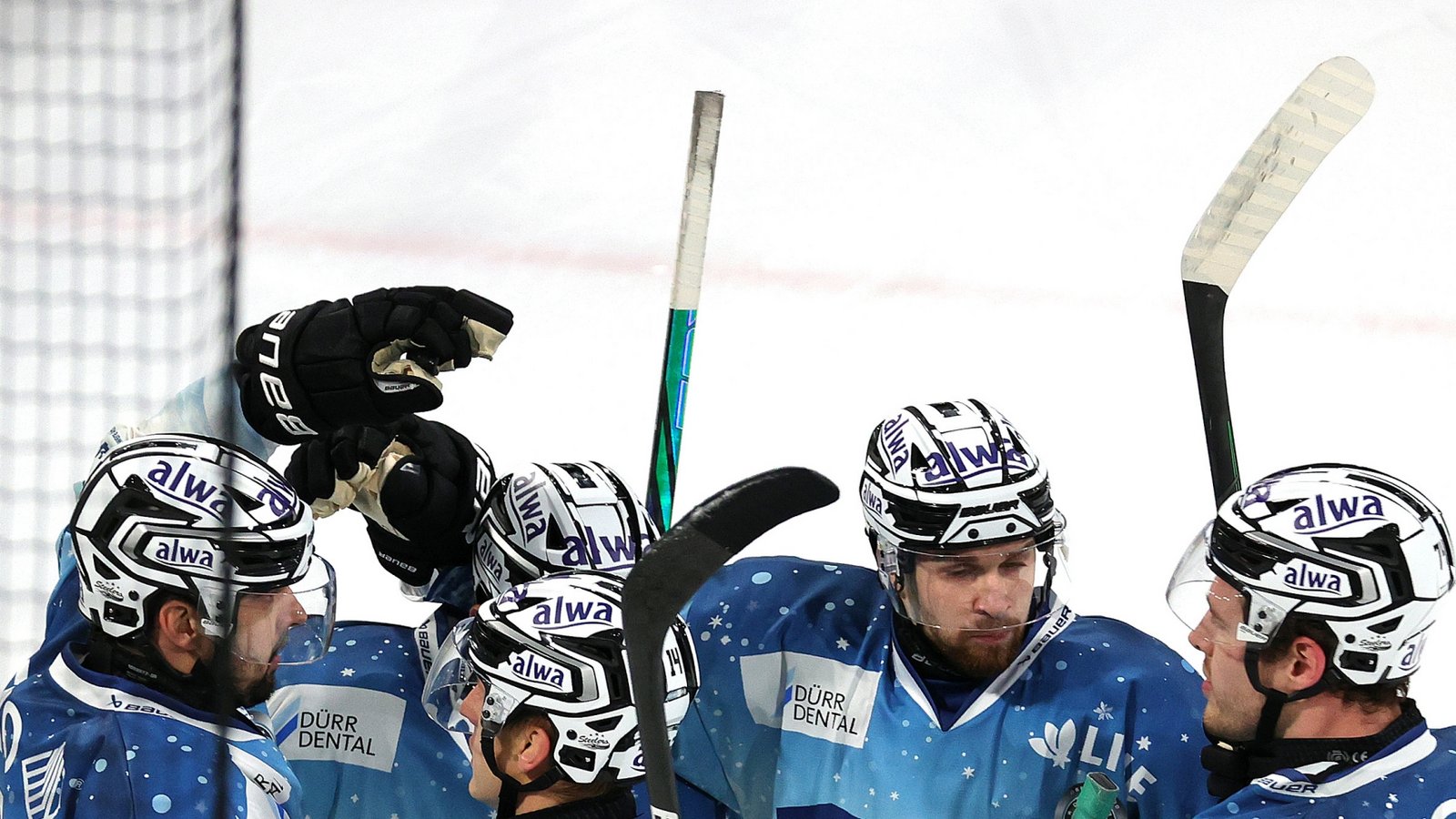 Freuen sich über die Tabellenführung: Die Spieler der Bietigheim Steelers. Foto: Baumann Freuen sich über die Tabellenführung: Die Spieler der Bietigheim Steelers. Foto: Baumann