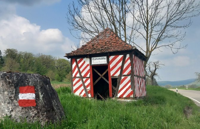 Maischerz der besonderen Art: Das Spielberger "Bahnhöfle" in rot-weiß. <span class='image-autor'>Foto: Glemser</span>