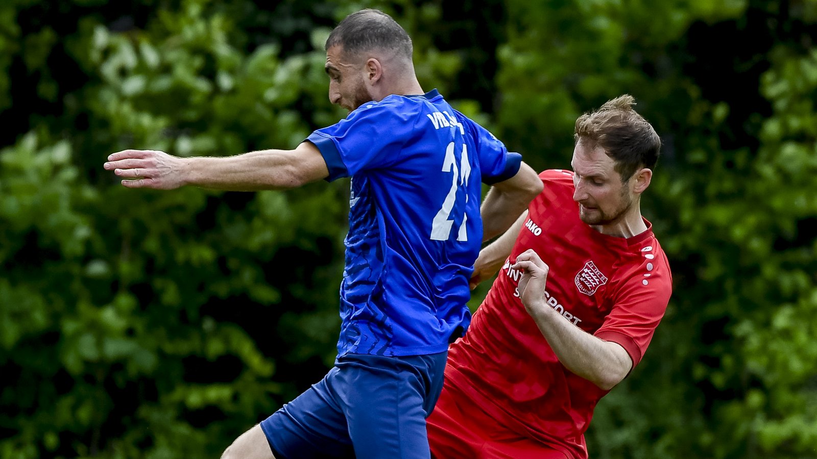 Fatih Esen (links) vom VfB Vaihingen versucht sich gegen Steve Kynast vom TSV Großglattbach durchzusetzen. Am Ende haben die Gäste im Derby das bessere Ende für sich. Foto: Leitner Fatih Esen (links) vom VfB Vaihingen versucht sich gegen Steve Kynast vom TSV Großglattbach durchzusetzen. Am Ende haben die Gäste im Derby das bessere Ende für sich. Foto: Leitner