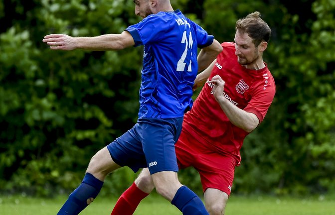 Fatih Esen (links) vom VfB Vaihingen versucht sich gegen Steve Kynast vom TSV Großglattbach durchzusetzen. Am Ende haben die Gäste im Derby das bessere Ende für sich. <span class='image-autor'>Foto: Leitner</span>