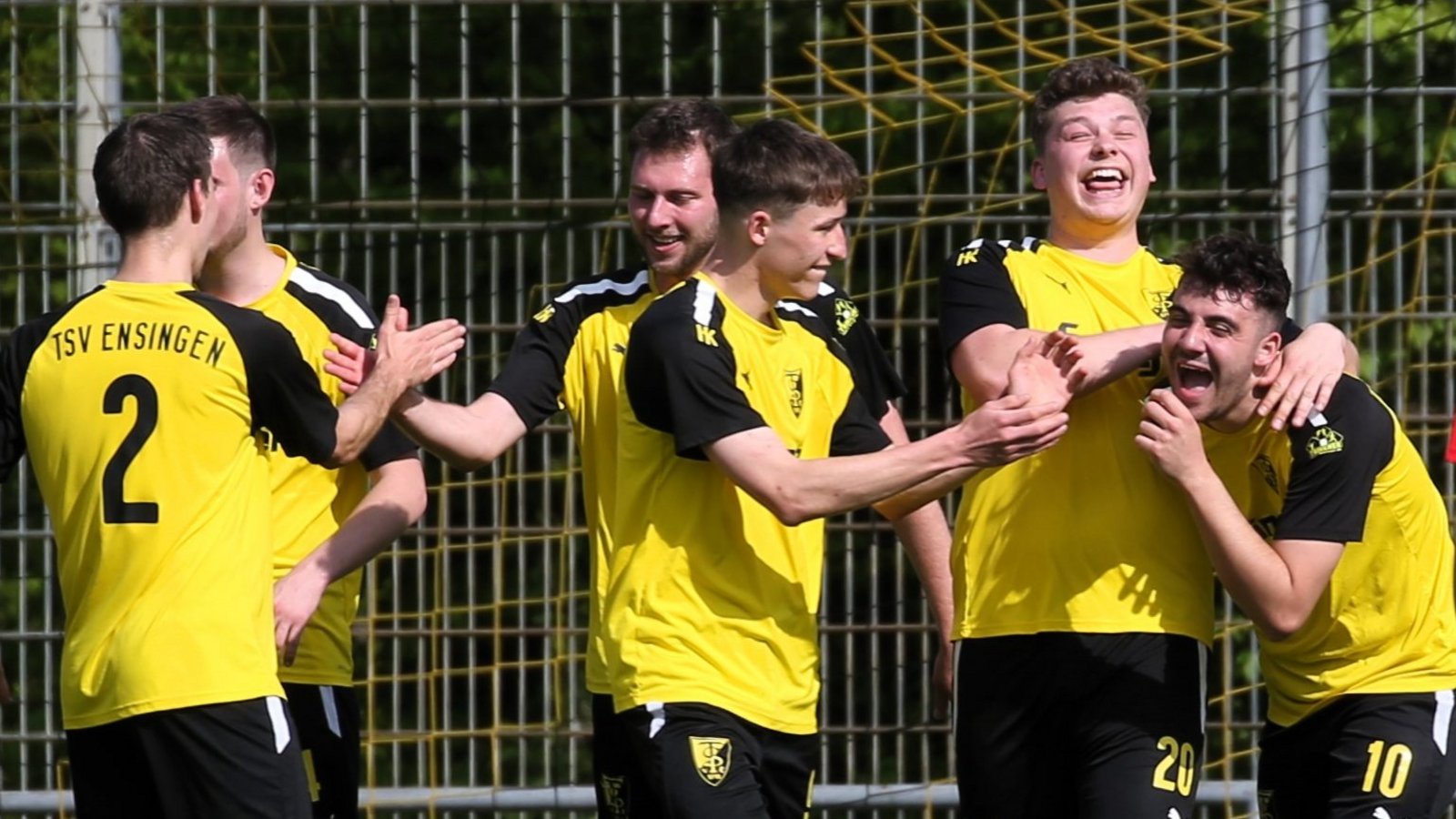 Vorfreude auf die neue Saison herrscht nicht nur bei den Spielern des TSV Ensingen (gelbe Trikots), sondern auch bei den Trainern. Foto: Küppers Vorfreude auf die neue Saison herrscht nicht nur bei den Spielern des TSV Ensingen (gelbe Trikots), sondern auch bei den Trainern. Foto: Küppers