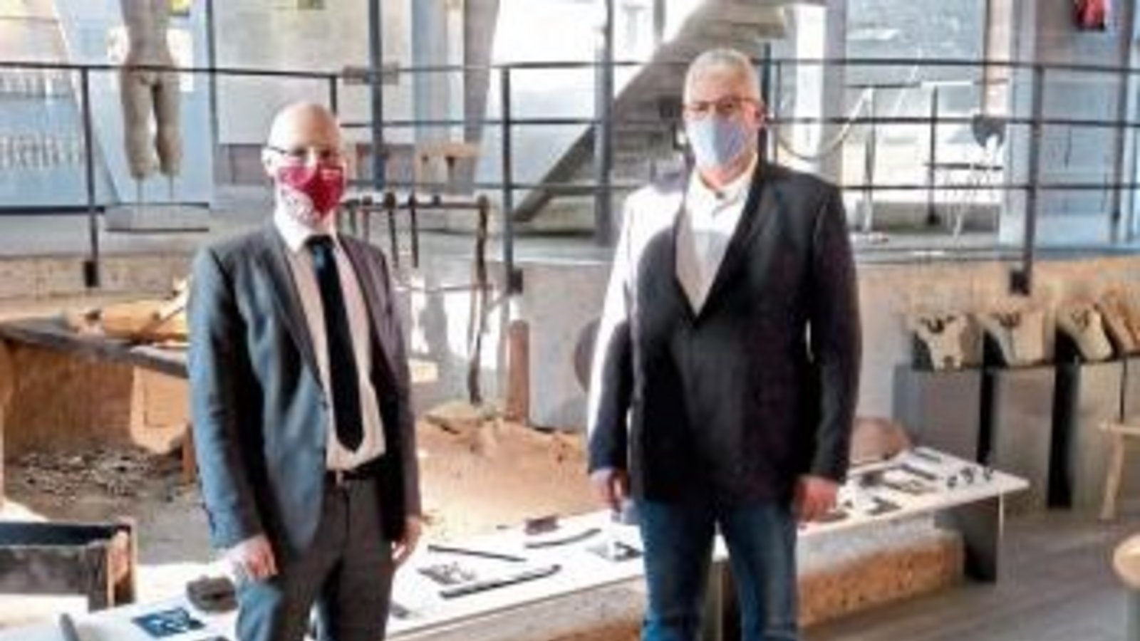 Liebig (li.) und Schäfer im Keltenmuseum. p Liebig (li.) und Schäfer im Keltenmuseum. p