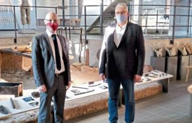 Liebig (li.) und Schäfer im Keltenmuseum. p