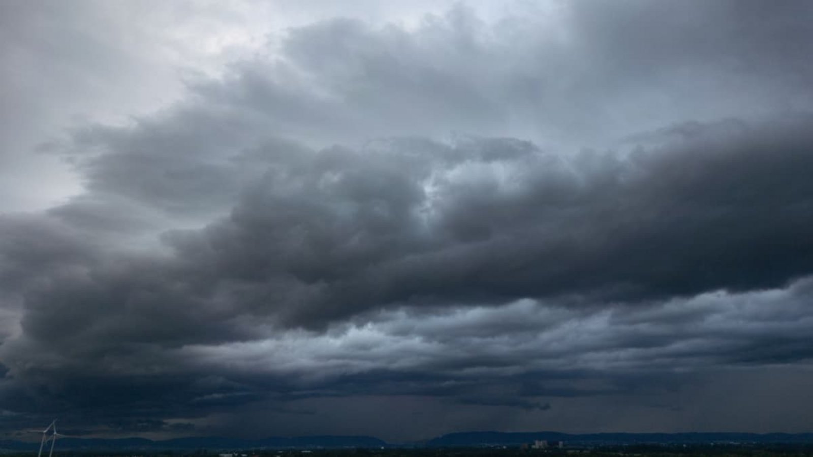 Wetter in Bayern heute: Bis zu 36 Grad, starke Hitze und örtliche Gewitter mit Sturmböen und Hagel. Die Aussichten bis zum Wochenende.Boris Roessler/dpa Wetter in Bayern heute: Bis zu 36 Grad, starke Hitze und örtliche Gewitter mit Sturmböen und Hagel. Die Aussichten bis zum Wochenende.Boris Roessler/dpa
