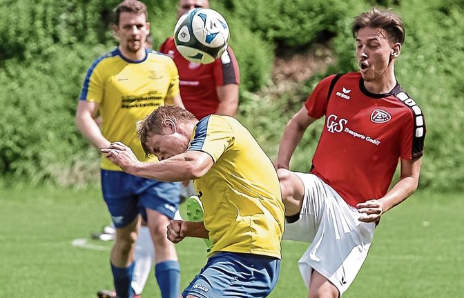 Marc Schwab (rechts) gewinnt mit dem TSV Aurich deutlich gegen den TSV Nussdorf II, für den gerade Robin Allgöwer den Kopf einzieht. Foto: Simecek