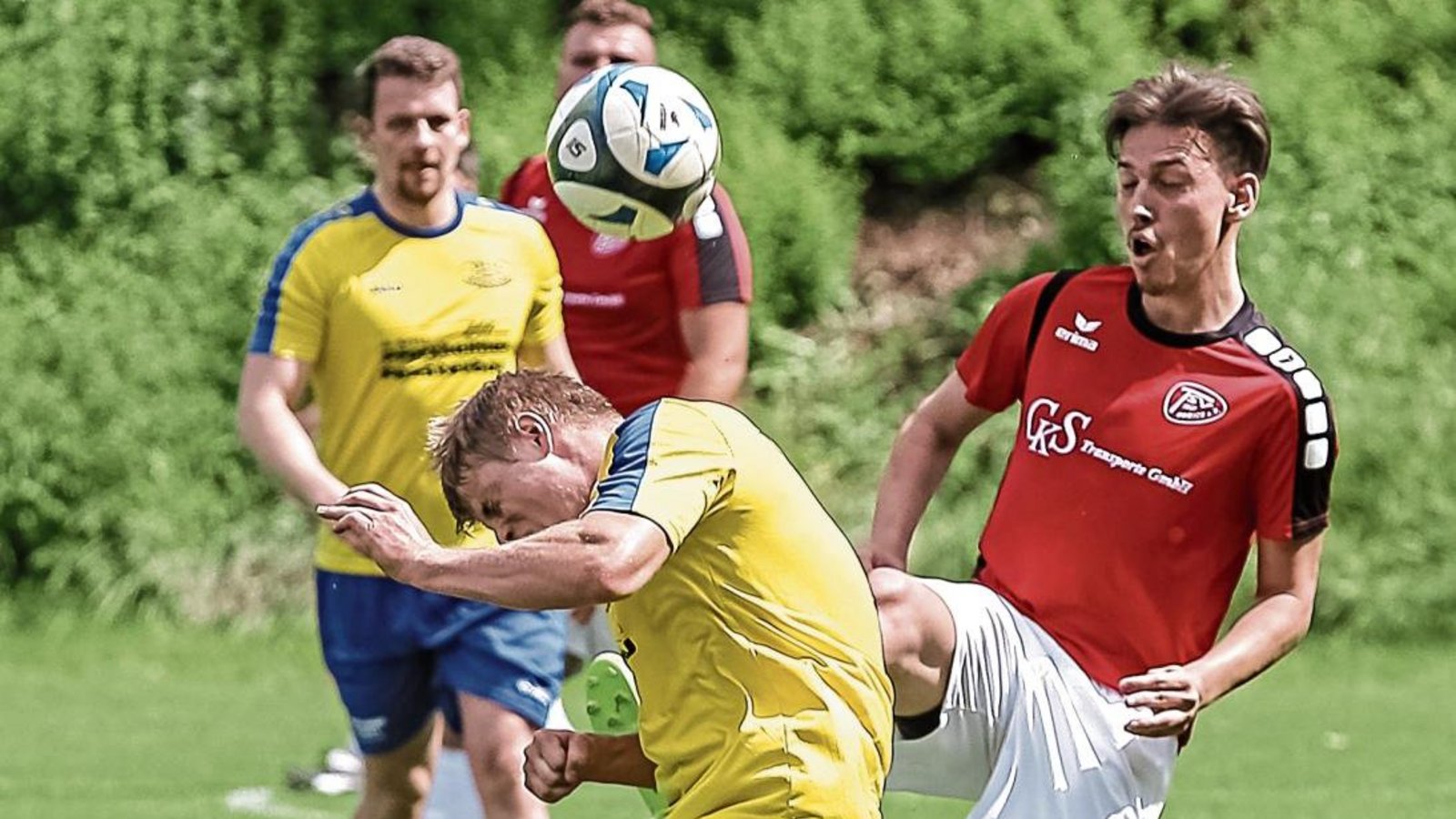 Marc Schwab (rechts) gewinnt mit dem TSV Aurich deutlich gegen den TSV Nussdorf II, für den gerade Robin Allgöwer den Kopf einzieht. Foto: Simecek Marc Schwab (rechts) gewinnt mit dem TSV Aurich deutlich gegen den TSV Nussdorf II, für den gerade Robin Allgöwer den Kopf einzieht. Foto: Simecek
