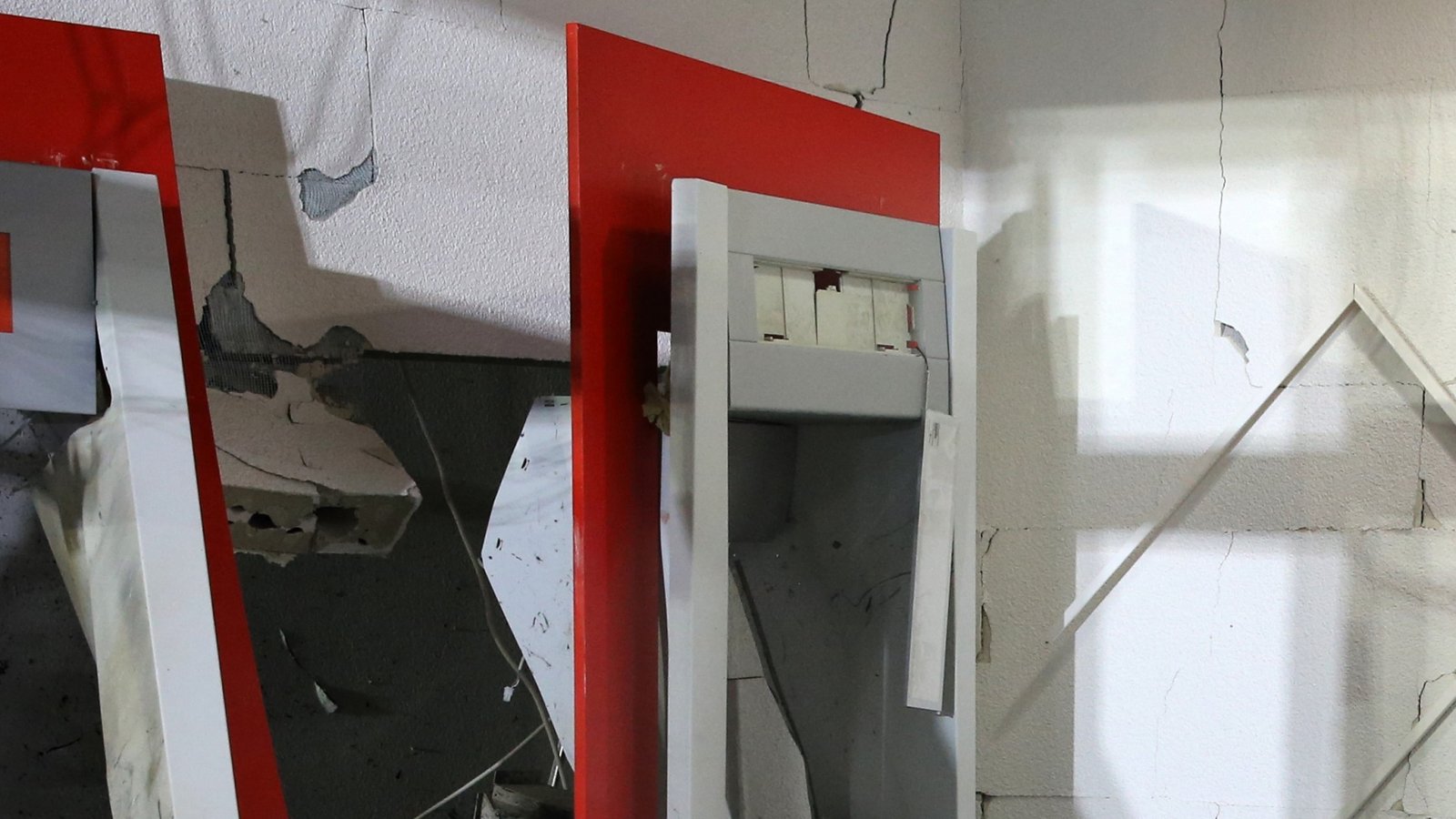 Lange Flucht nach der Geldautomatensprengung in der Sparkasse Wiernsheim. Foto: fw Lange Flucht nach der Geldautomatensprengung in der Sparkasse Wiernsheim. Foto: fw
