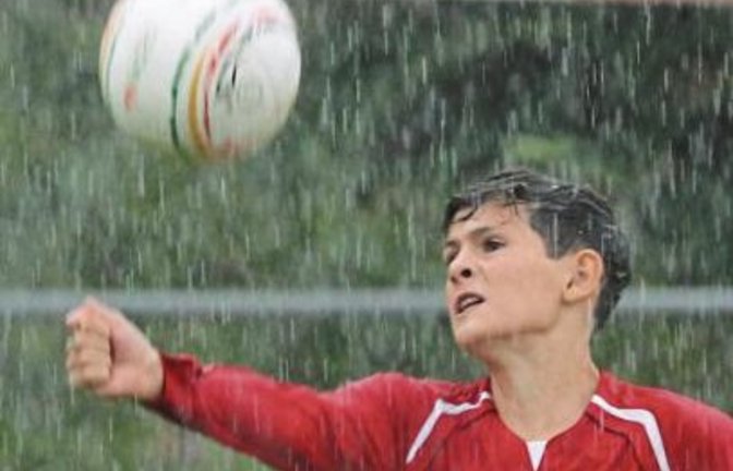 Wie ein begossener Pudel: Während der Begegnung mit dem SV Amendingen öffneten sich nicht nur über Jakob Walliser die Himmelsschleusen.  Foto: Nachreiner