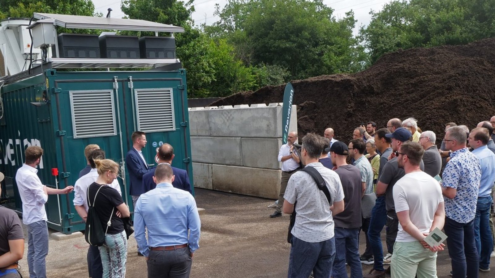 In Mühlacker wird die Reverion-Brennstoffzelle in Betrieb genommen. Fotos von der eigentlichen Technik sind verboten.  Foto: Friedrich