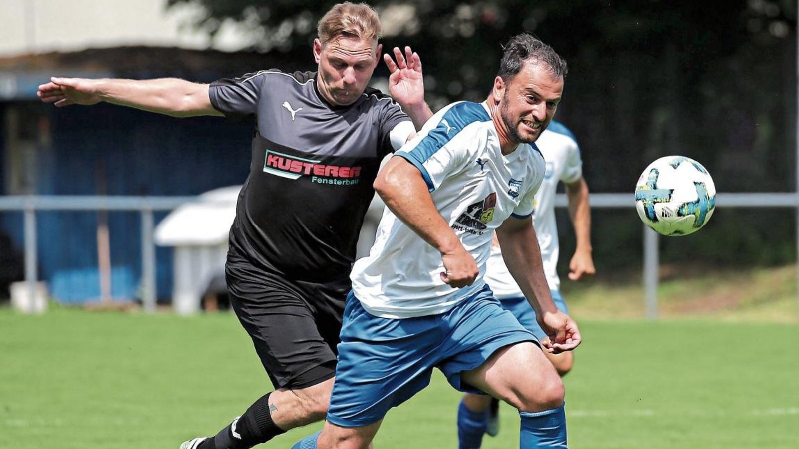 Qendrim Emini zieht seinem Bewacher auf und davon. Bei der zweiten solchen Gelegenheit erzielt er das 2:0 für Vaihingen. Foto: Küppers Qendrim Emini zieht seinem Bewacher auf und davon. Bei der zweiten solchen Gelegenheit erzielt er das 2:0 für Vaihingen. Foto: Küppers