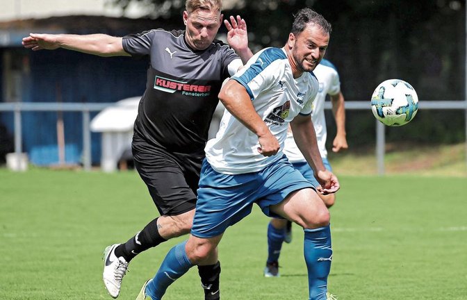 Qendrim Emini zieht seinem Bewacher auf und davon. Bei der zweiten solchen Gelegenheit erzielt er das 2:0 für Vaihingen.  Foto: Küppers