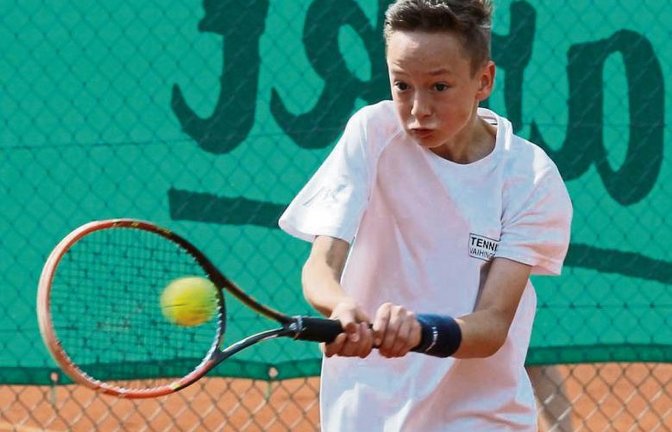 Vor allem mit seiner Rückhand hadert Jakob Schwenck (TV Vaihingen) im Erstrundenduell der U-11-Konkurrenz mit Max Stenzer. Foto: Nachreiner