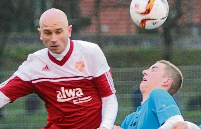 Philipp Gögel (links) gewinnt ein Kopfballduell im Mittelfeld gegen Häfnerhaslachs Marco Hirsch. Der SCH dreht in der zweiten Halbzeit einen 0:2-Rückstand zum Unentschieden. Foto: Leitner