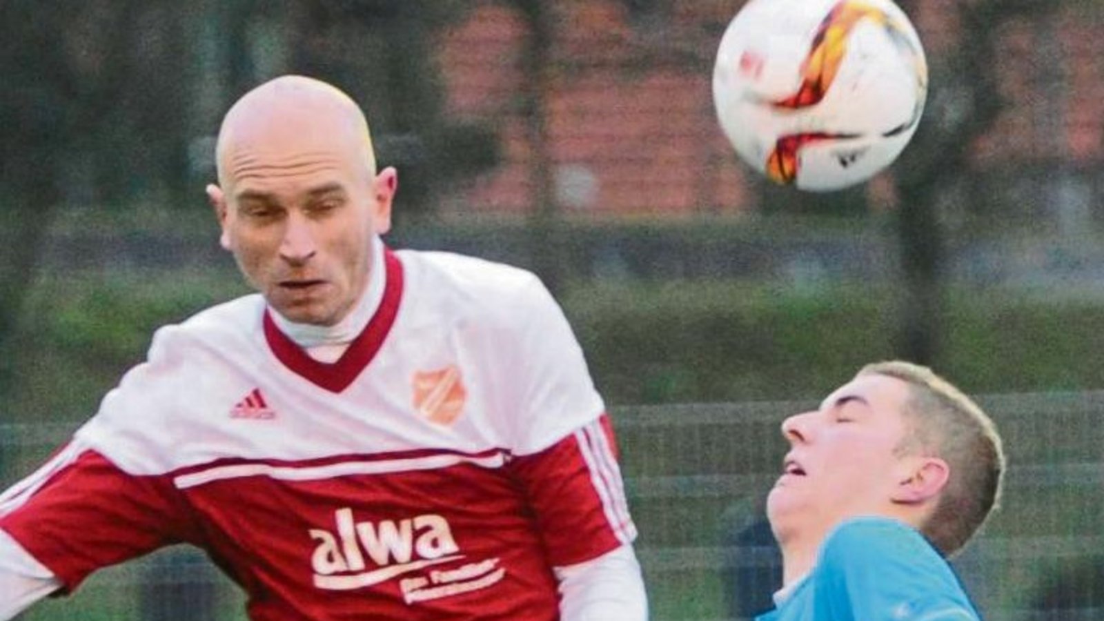 Philipp Gögel (links) gewinnt ein Kopfballduell im Mittelfeld gegen Häfnerhaslachs Marco Hirsch. Der SCH dreht in der zweiten Halbzeit einen 0:2-Rückstand zum Unentschieden. Foto: Leitner Philipp Gögel (links) gewinnt ein Kopfballduell im Mittelfeld gegen Häfnerhaslachs Marco Hirsch. Der SCH dreht in der zweiten Halbzeit einen 0:2-Rückstand zum Unentschieden. Foto: Leitner