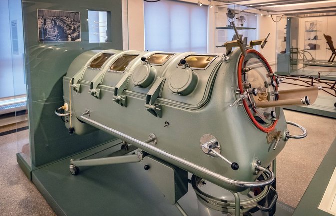 Eine Eiserne Lunge steht im Januar 2024 im  Medizinhistorischen  Museum der  Berliner Charité.<span class='image-autor'>Foto: Imago/Jürgen Ritter</span>
