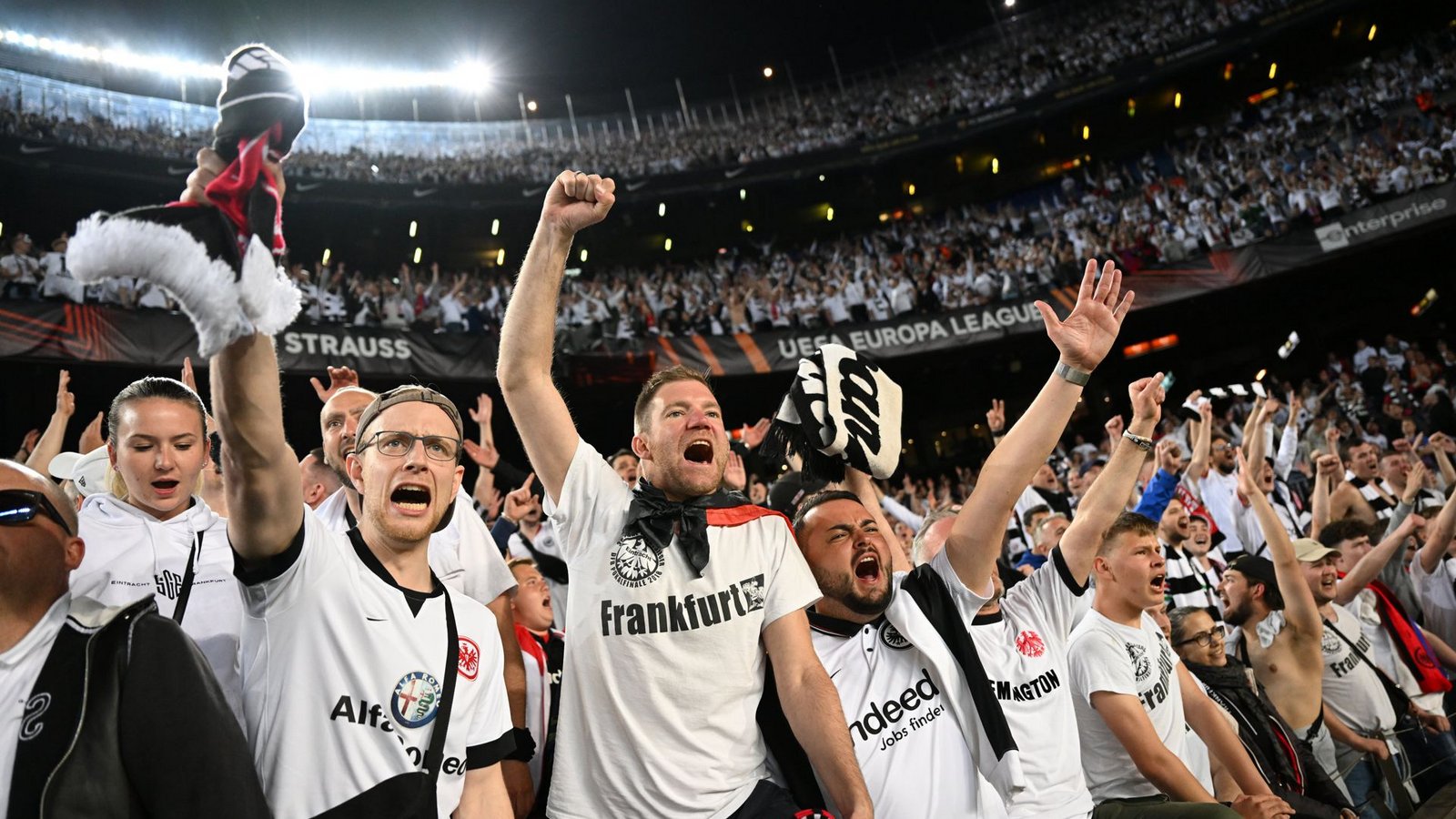 Feiernde Frankfurt-Fans beim Sieg der Eintracht in BarcelonaFoto: dpa/Arne Dedert