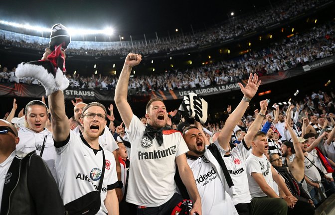 Feiernde Frankfurt-Fans beim Sieg der Eintracht in Barcelona<span class='image-autor'>Foto: dpa/Arne Dedert</span>