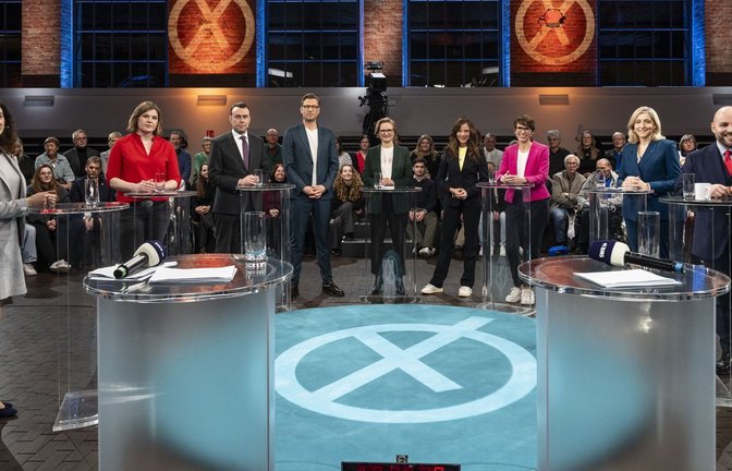 Die Gäste in der SWR-Wahlarena (von links nach rechts): Jessica Tatti (BSW), Sahra Mirow (Linke), Nils Schmid (SPD),  Nina Warken (CDU), Judith Skudelny (FDP), Franziska Brantner (Grüne) und Markus Frohnmaier (AfD). In der Mitte stehen die drei SWR-Moderatoren.<span class='image-autor'>Foto: SWR</span>