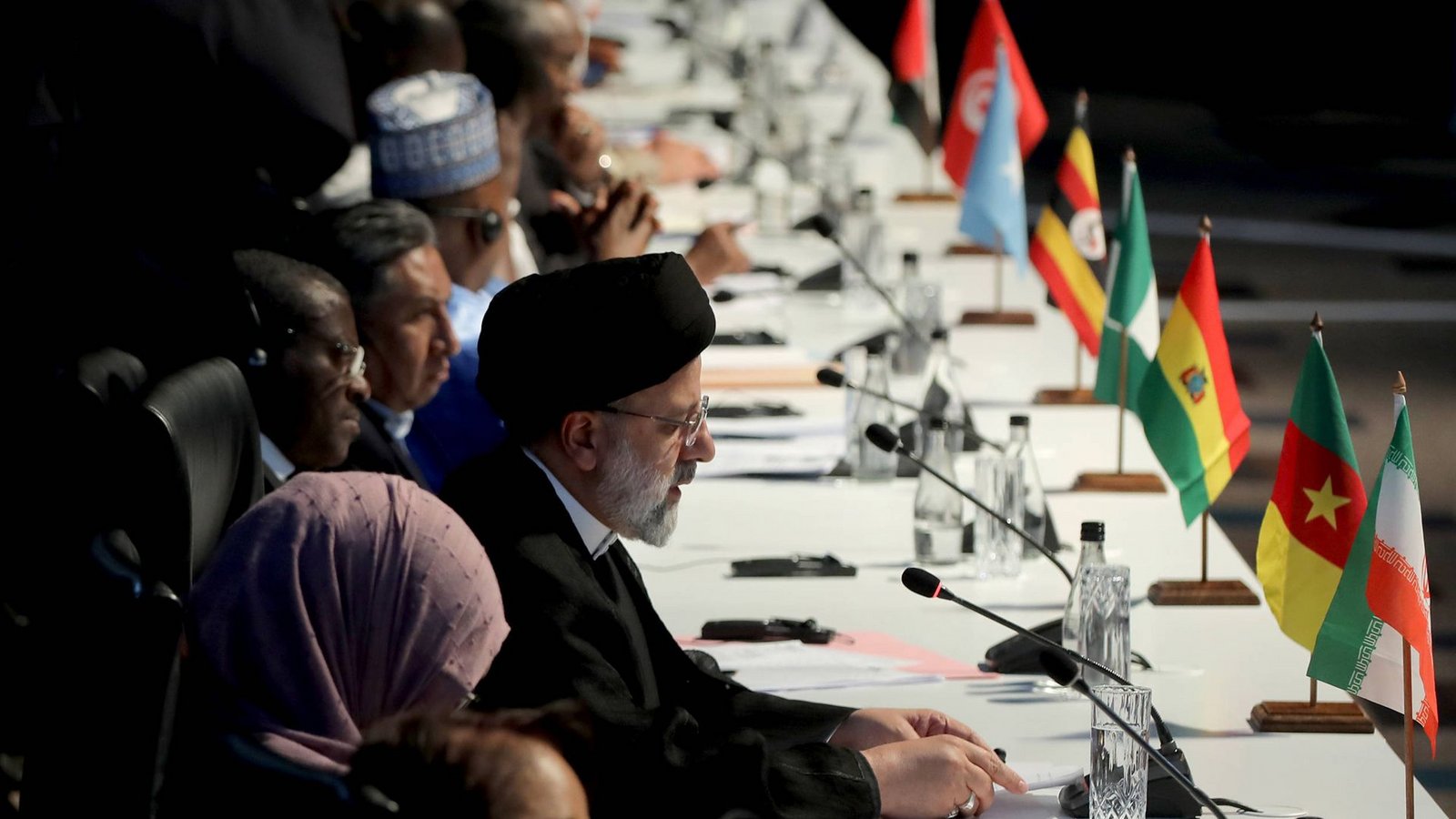 Der Iran ist eines von fünf Ländern, dass 2024 Mitglied des Staatenbunds Brics wird. Schon im Sommer nahm Präsident Ebrahim Raisi (li.) an einem Treffen teil. Der Beitritt könnte es Teheran erleichtern, Partnerländer zu Investitionen im Iran zu ermuntern – und damit westliche Sanktionen zu umgehen.Foto: /APAimages Der Iran ist eines von fünf Ländern, dass 2024 Mitglied des Staatenbunds Brics wird. Schon im Sommer nahm Präsident Ebrahim Raisi (li.) an einem Treffen teil. Der Beitritt könnte es Teheran erleichtern, Partnerländer zu Investitionen im Iran zu ermuntern – und damit westliche Sanktionen zu umgehen.Foto: /APAimages