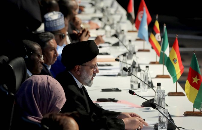 Der Iran ist eines von fünf Ländern, dass 2024  Mitglied des Staatenbunds Brics wird. Schon im Sommer nahm Präsident  Ebrahim   Raisi  (li.) an einem  Treffen teil. Der Beitritt könnte es Teheran erleichtern, Partnerländer zu Investitionen im Iran zu ermuntern  – und damit westliche Sanktionen zu umgehen.<span class='image-autor'>Foto: /APAimages</span>